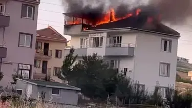 Bursa'da çatı yangını: Dumandan etkilenen kadın hastaneye kaldırıldı