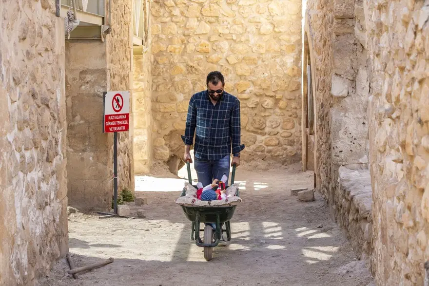 Arkeolog çiftin bebeği Sarya Hasankeyf kazı ekibinin neşe kaynağı oldu Arkeolog çiftin bebeği Sarya Hasankeyf kazı ekibinin neşe kaynağı oldu
