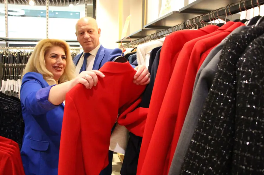 Türkiye'nin en renkli aşıkları: 26 yıldır aynı renk elbiseler giyiyorlar 6 Türkiye'nin en renkli aşıkları: 26 yıldır aynı renk elbiseler giyiyorlar 6