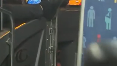 İETT şoföründen pes dedirten hareket! Ayaklarını uzatıp otobüs sürdü