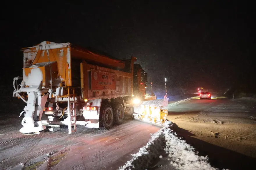 Kırklareli'nde kar yağışı etkisini arttırdı: Sınır kapısında ulaşım durma noktasında 3