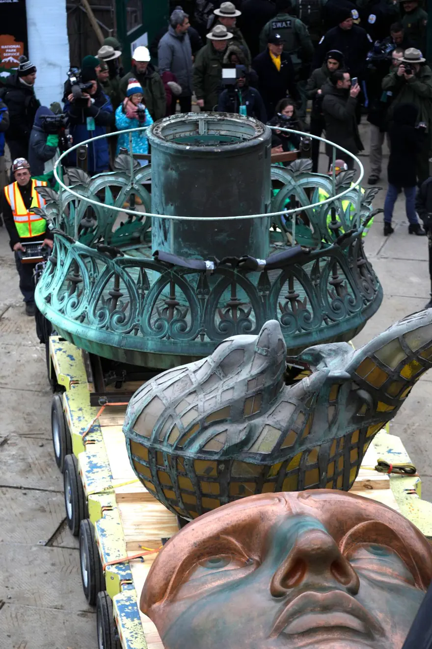New York Özgürlük Heykeli meşalesi müzeye taşındı 12