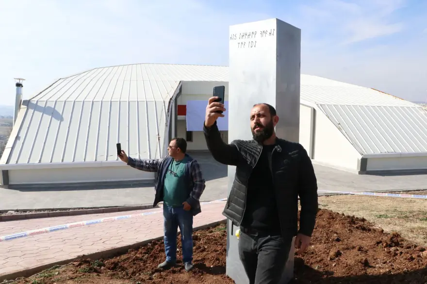 Şanlıurfa’da, bu kez belediye parka monolit dikti 2