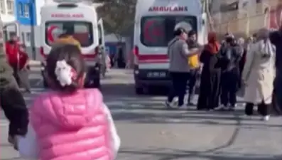 Okul kapısında oyun kötü bitti: Dört öğrenci yaralı, birinin durumu ağır