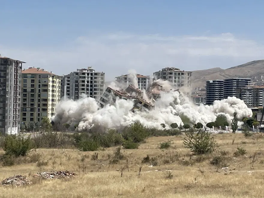 Malatya'da ağır hasarlı 2 bina patlayıcıyla yıkıldı 2