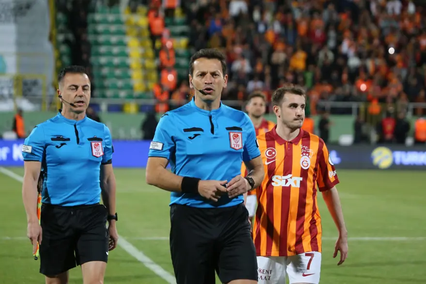 Galatasaray-Fenerbahçe Süper Kupa maçı yarım kaldı: Fenerbahçe sahadan çekildi 6 Galatasaray-Fenerbahçe Süper Kupa maçı yarım kaldı: Fenerbahçe sahadan çekildi 6