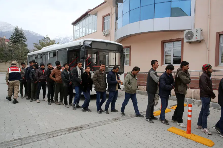 Erzincan'da bir otobüste 165 kaçak göçmen 7