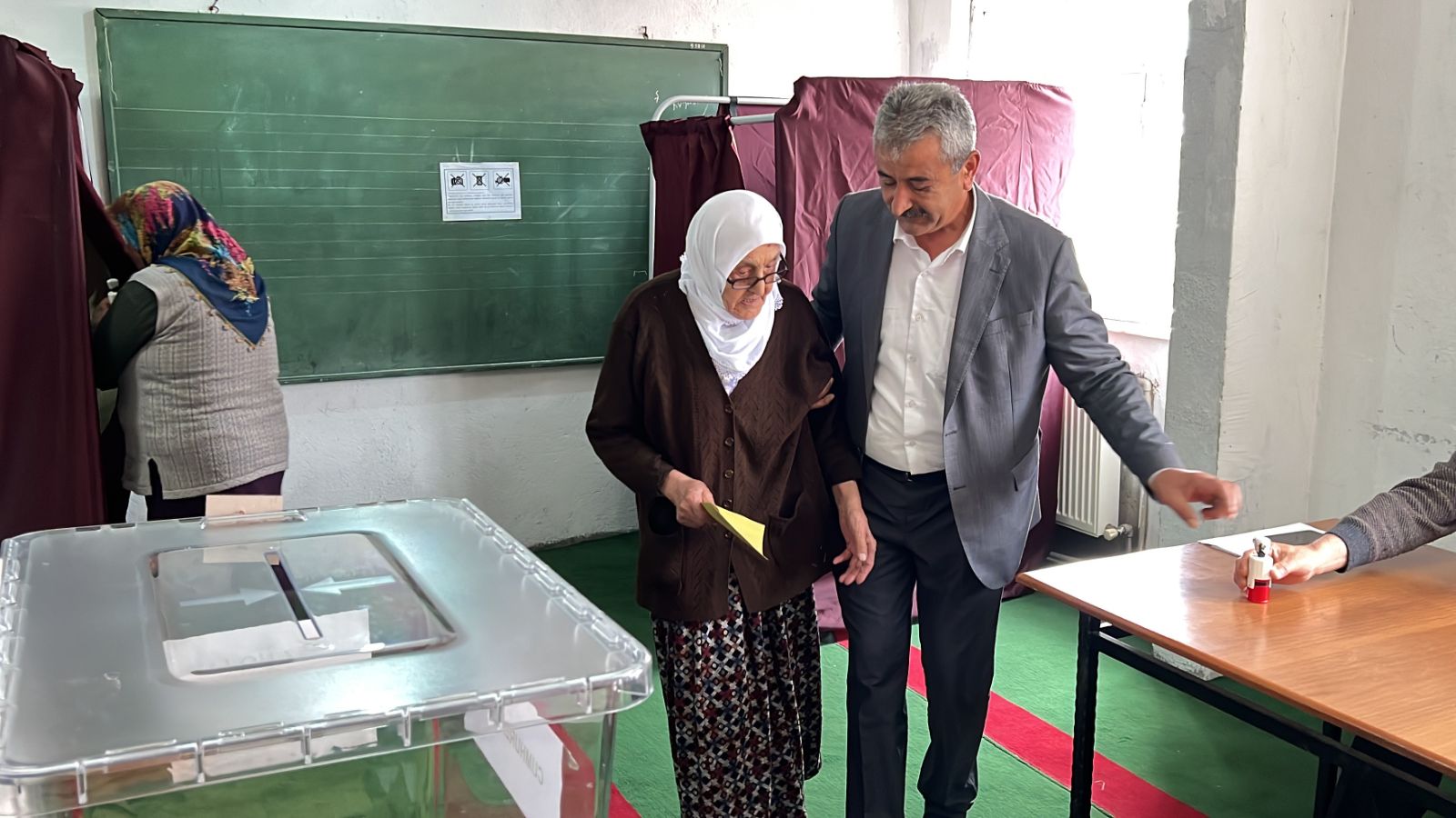 110 yaşındaki Safiye nine 2. tur seçimleri için sandık başına gitti