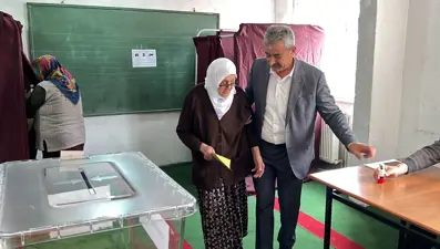 110 yaşındaki Safiye nine 2. tur seçimleri için sandık başına gitti