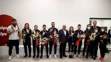 Milli sporcular yurda döndü
