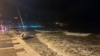 Balıkesir'de şiddetli lodos: Tekneler hasar gördü