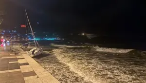 Balıkesir'de şiddetli lodos: Tekneler hasar gördü