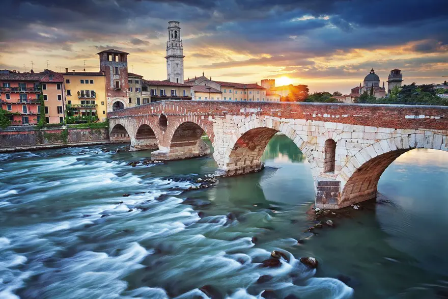 verona gezi rehberi, verona rehberi, verona gezilecek yerler, verona görülecek yerler, romeo ve juliet'in şehri, Adige Irmağı, Bra Meydanı, Casa di Giulietta, Castelvecchio, Erbe Meydanı, Via Mazzini 14