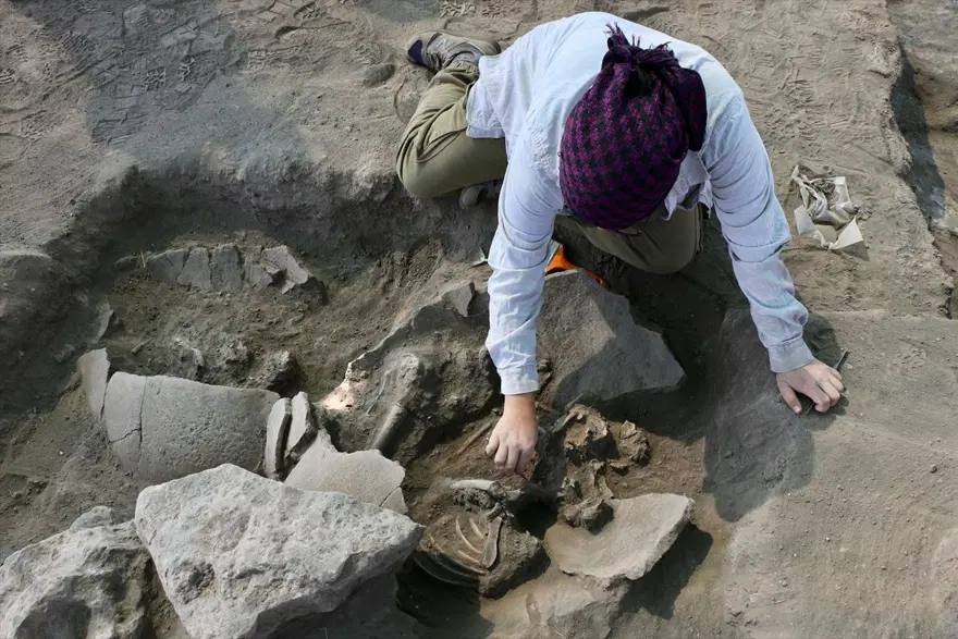 Eskişehir Küllüoba Höyüğü'nde 5 bin yıllık küp mezarlarda çocuk iskeletleri bulundu 4
