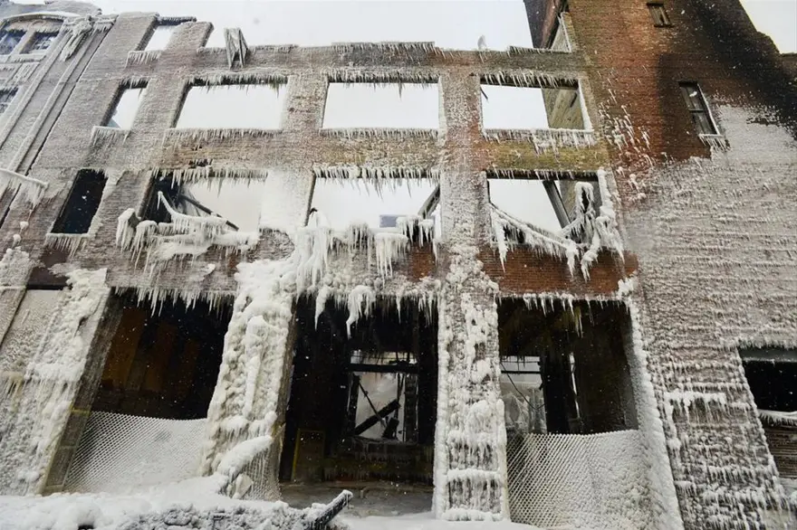 İtfaiyenin buzla mücadelesi 55