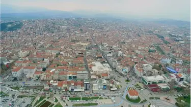 Damperi açık kalan kamyon üst geçide çarptı