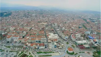 Damperi açık kalan kamyon üst geçide çarptı