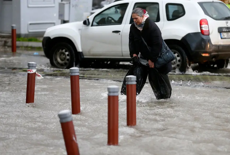 İzmir'de fırtına: Deniz taştı, işyerlerini su bastı 8