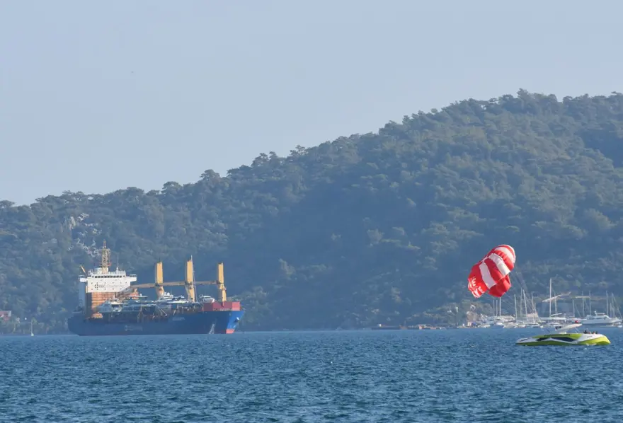 Lüksmotor yatlar Marmaris’e kargo gemisiyle getirildi 