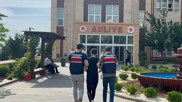 Motosikletin arkasına bağladığı köpeği metrelerce sürükledi
