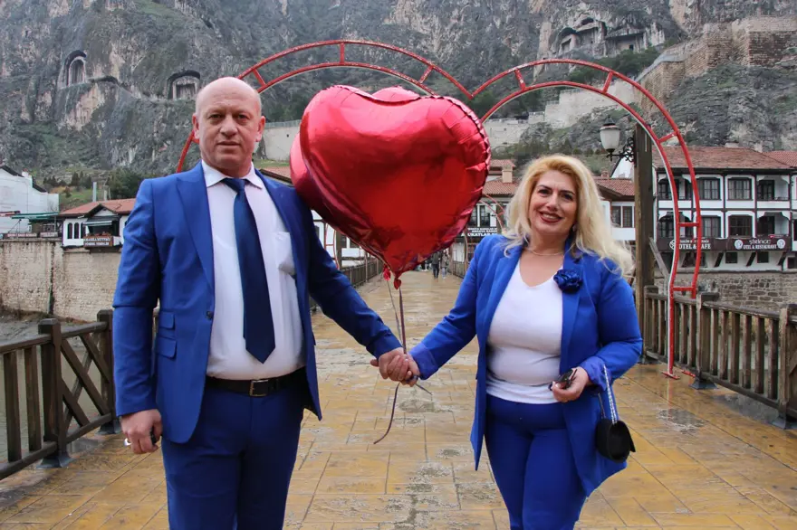 Türkiye'nin en renkli aşıkları: 26 yıldır aynı renk elbiseler giyiyorlar Türkiye'nin en renkli aşıkları: 26 yıldır aynı renk elbiseler giyiyorlar