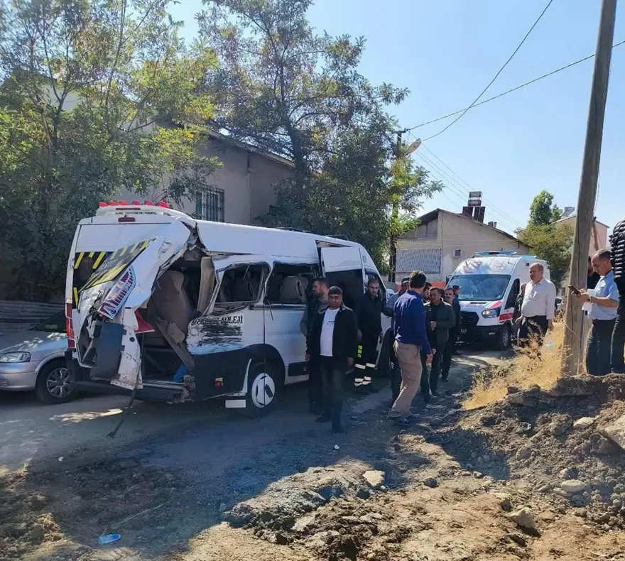 Yolcu treni, öğrenci servisine çarptı: Yaralılar var 5 Yolcu treni, öğrenci servisine çarptı: Yaralılar var 5