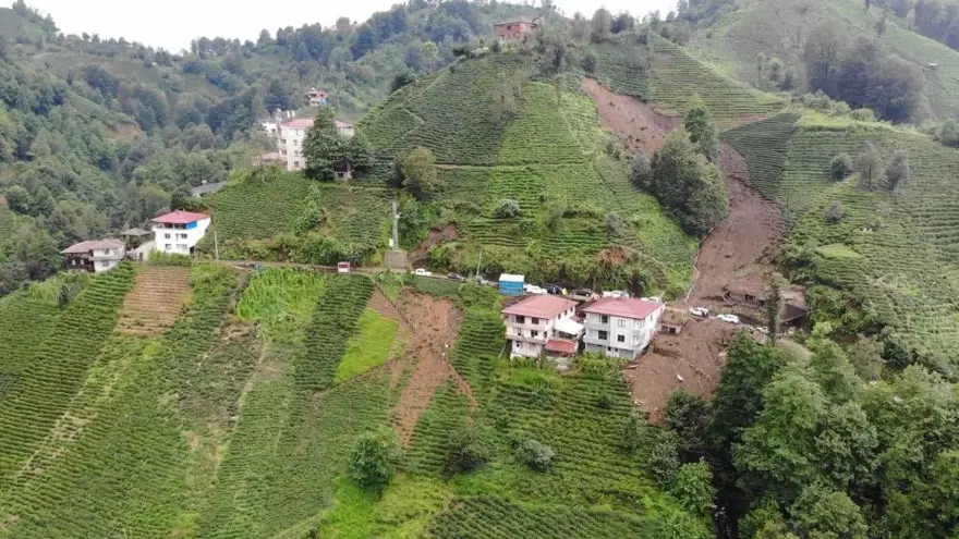Rize'de şiddetli yağışların ardından 16 evin boşaltılmasına karar verildi 4 Rize'de şiddetli yağışların ardından 16 evin boşaltılmasına karar verildi 4