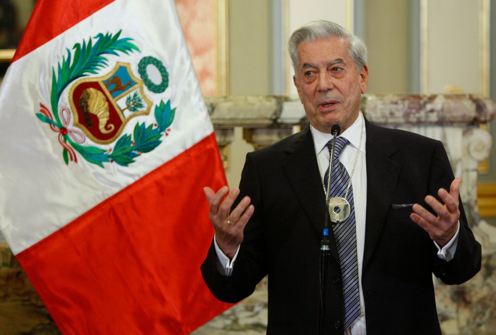 Yazar Mario Vargas Llosa hayatını kaybetti
