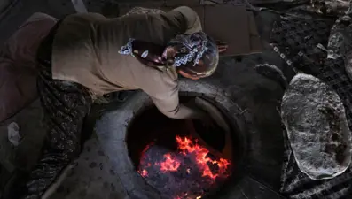 Tandırlar Ramazan sofraları için yandı: Kadın ustalar pişiriyor