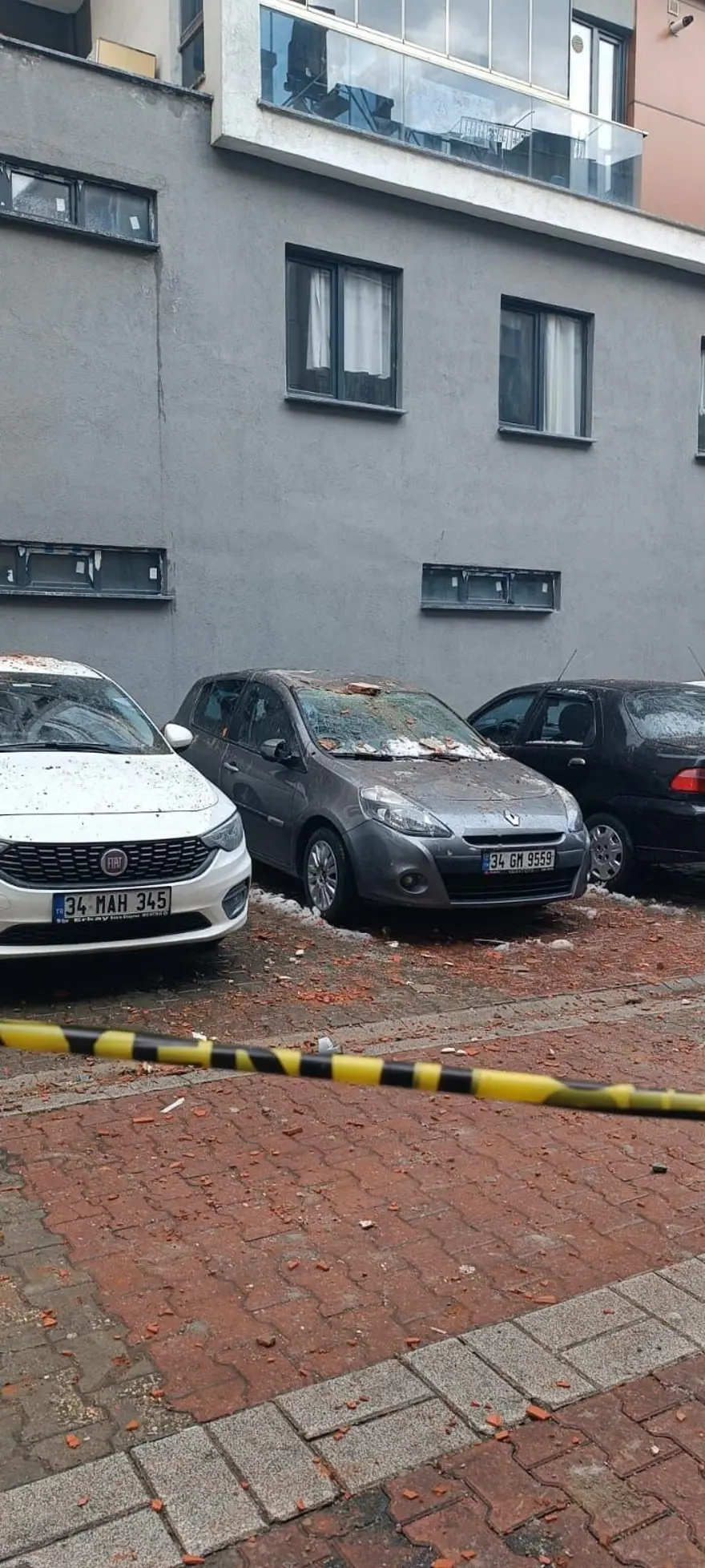 İstanbul'da 13 katlı binanın çatısına yıldırım düştü 3