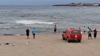 Yasağa uymayıp denize giren 3 kişiden biri kayboldu