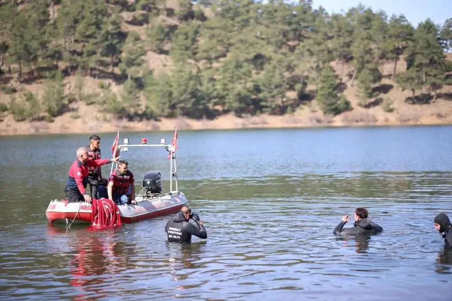 El frenini çekmeyiunuttular, araç göle düştü 1 El frenini çekmeyiunuttular, araç göle düştü 1