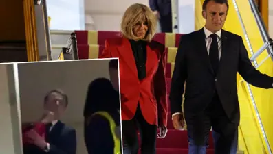 Fransa Cumhurbaşkanı Macron uçakta eşinden tokat yedi