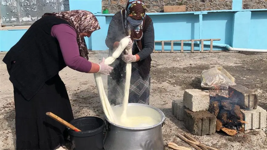Kars'ta her mevsim kaşar ve tulum peyniri üretimi: Üç gün tuzda kalıyor, iki ay depoda bekliyor 5