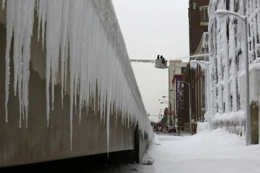 İtfaiyenin buzla mücadelesi 90