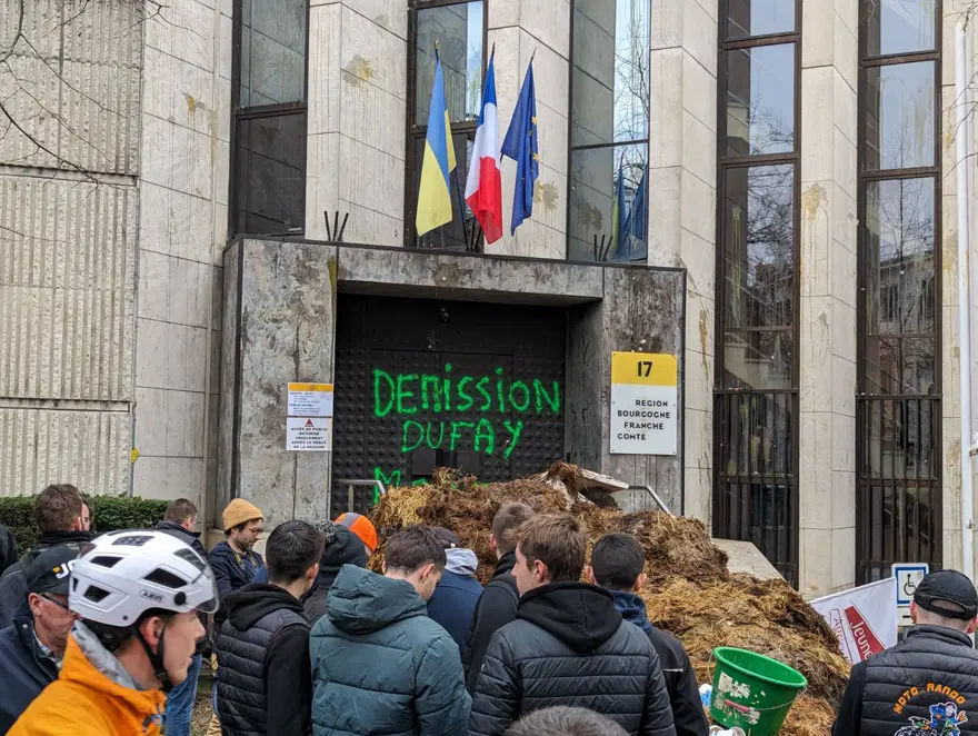 Fransa'da ödemeleri geciken çiftçilerden gübreli protesto 15