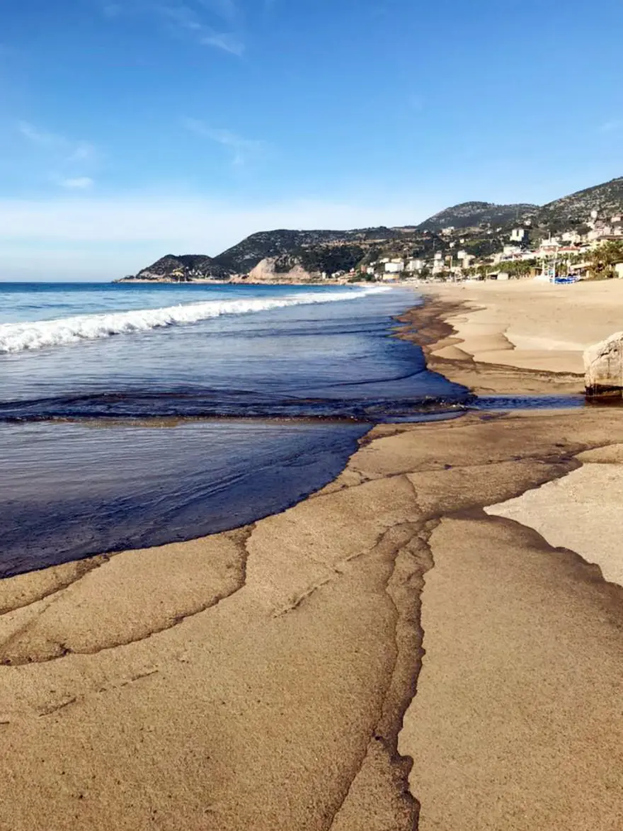 Alanya'daki mavi bayraklı plaja kalorifer yakıtı sızdı 5