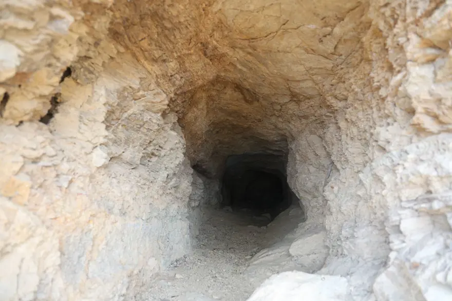 Buraya sadece cüceler girebiliyor! Yıllardır gizemini koruyan yer, altın çıkarılıyormuş 7