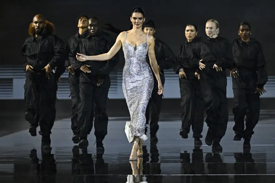 Sinema yıldızları Paris Moda Haftası'nda podyum yıldızı oldu 8