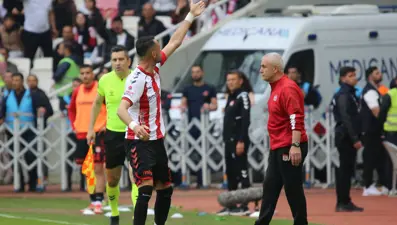 Sivasspor - Bodrum FK maçında olay: Yöneticilerle tribünler birbirine girdi | Takım kaptanı Uğur Çiftçi, taraftarla tartıştı