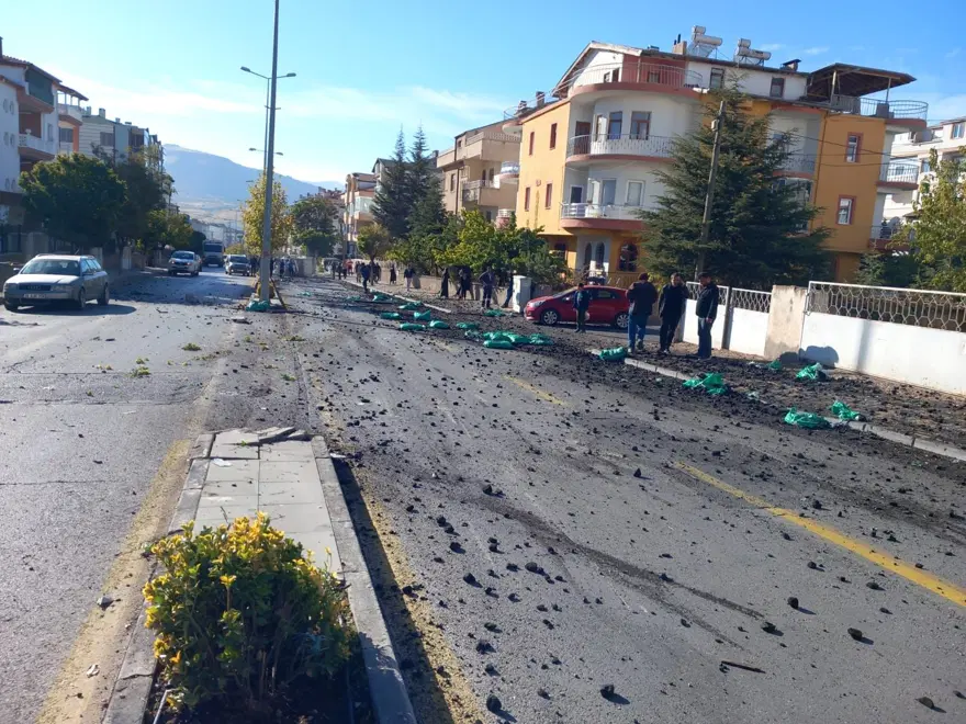 Kömür yüklü kamyon otomobile çarpıp devrildi: Bir kişi yaşamını yitirdi, 6 kişi yaralı 1