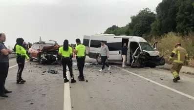 Kafa kafaya çarpıştılar, kazayı bırakıp birbirlerine girdiler