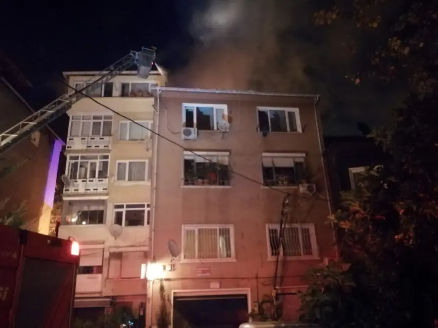 Beşiktaş’ta 4 katlı binanın çatı katında korkutan yangın 2
