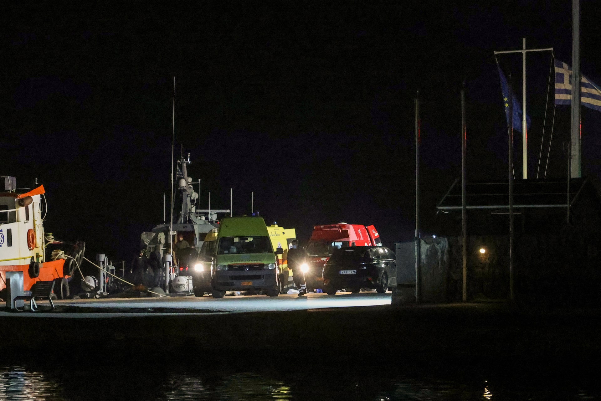 Midilli açıklarında göçmen teknesi battı. Altı ölü, sekiz yaralı