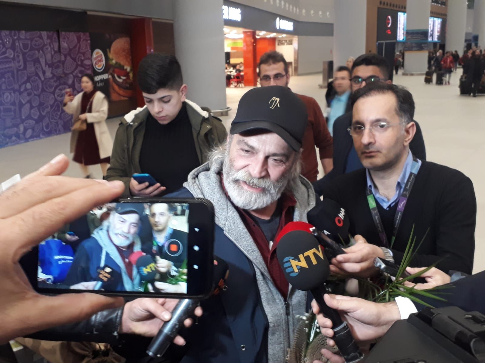 Emmy alan Haluk Bilginer İstanbul’a döndü: Beni asıl mutlu eden Türkiye’nin mutlu olması
