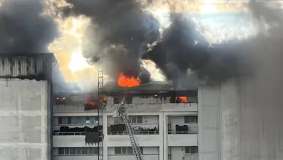 SONDAKİKA HABERİ | Sultanbeyli’de büyük yangın: 5 katlı iş merkezindeki yangın kontrol altına alındı
