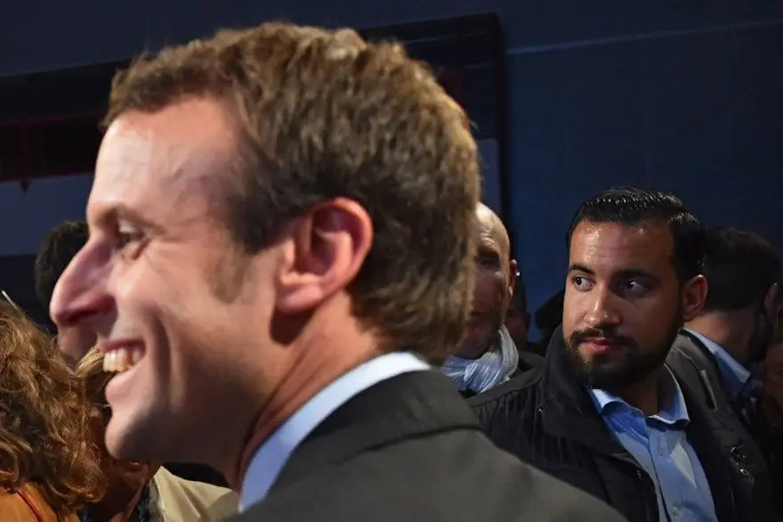 Macron'un göstericiyi darp eden korumasına gözaltı 17 Macron'un göstericiyi darp eden korumasına gözaltı 17