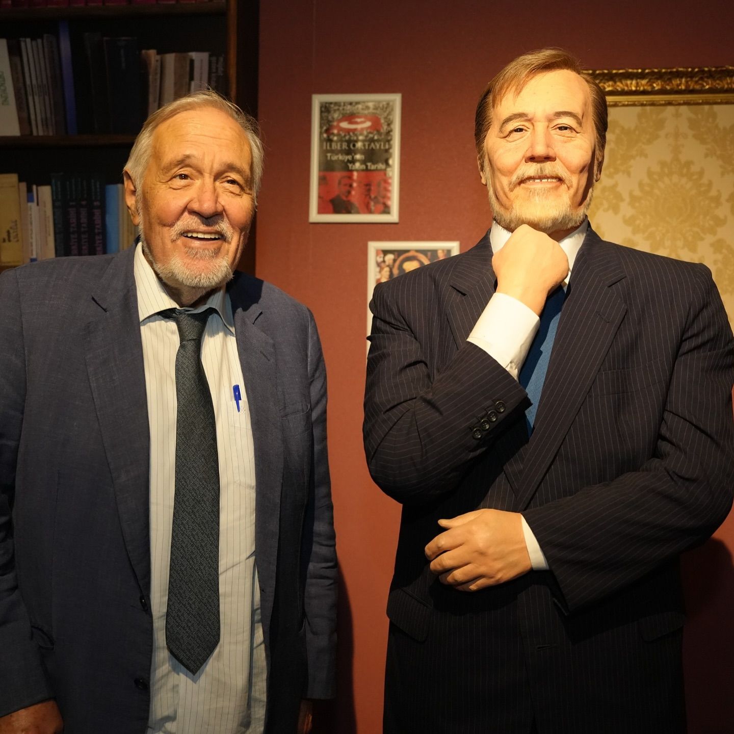 İlber Ortaylı, balmumu heykeliyle poz verdi