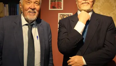 İlber Ortaylı, balmumu heykeliyle poz verdi