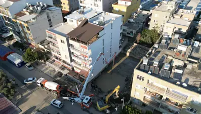 Temel kazısı yandaki binaya zarar verdi: 5 katlı bina boşaltıldı